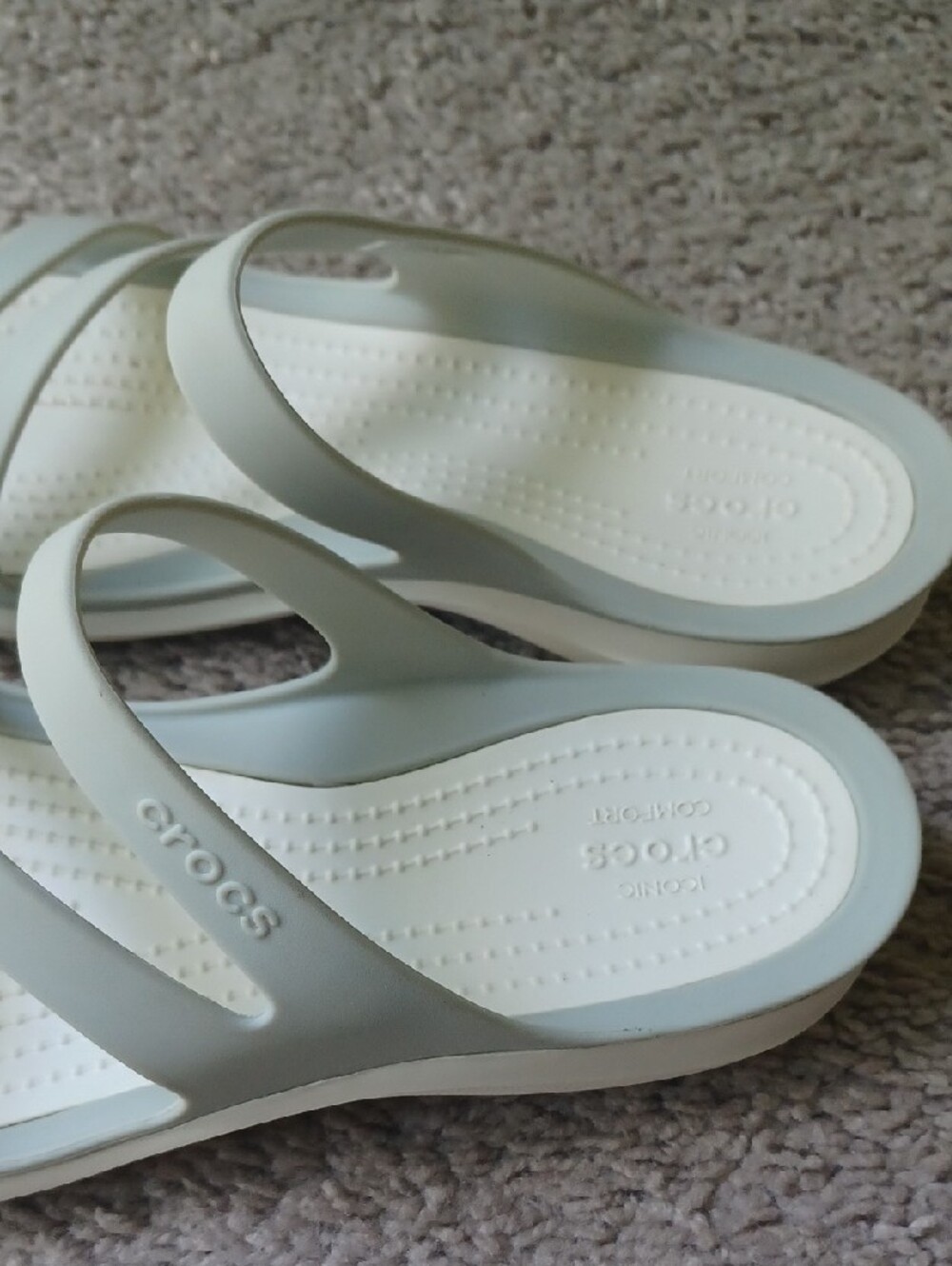 CROCS Women’s Gray and White Strappy Slide Sandals Sz 8 - Picture 3 of 4